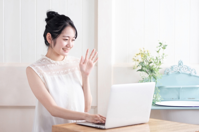 オンライン英会話を受講している女子大生