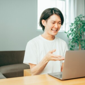 オンライン英会話を受講している男子大学生