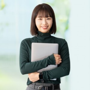 ノートPCを抱きしめる女子大生