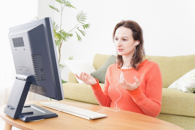 オンラインで英会話のレッスンをしている外国人講師