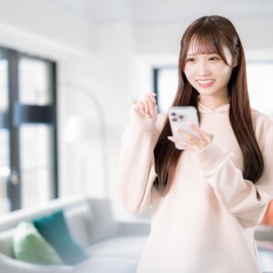 スマートフォンを操作する女子大生