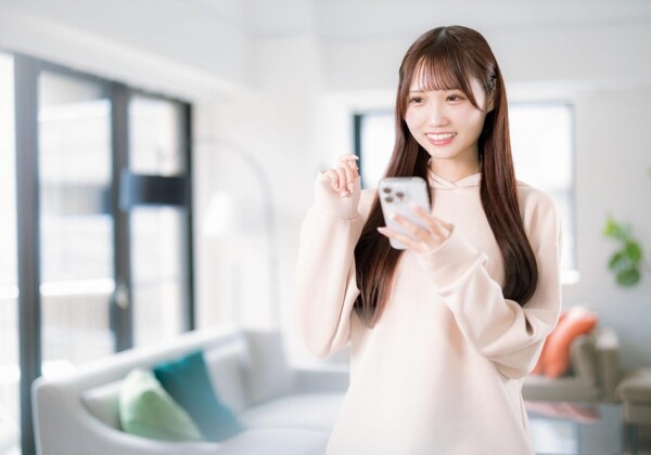 スマートフォンを操作する女子大生