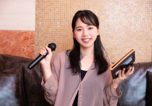 マイクとデンモクを持つ女子大生