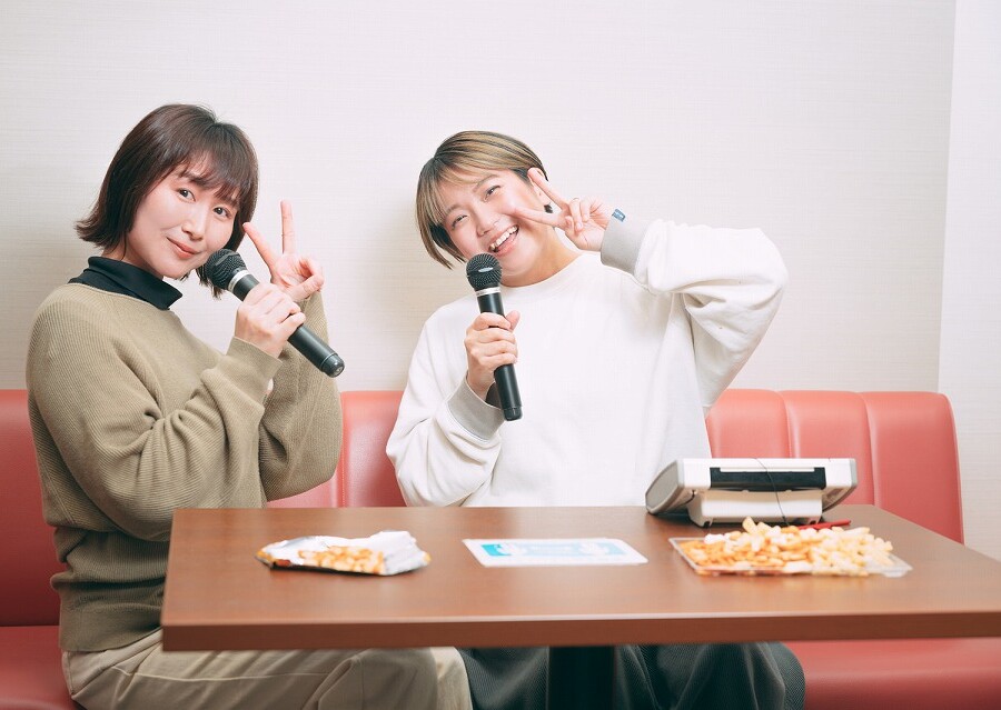 カラオケを楽しむ二人の女子高生