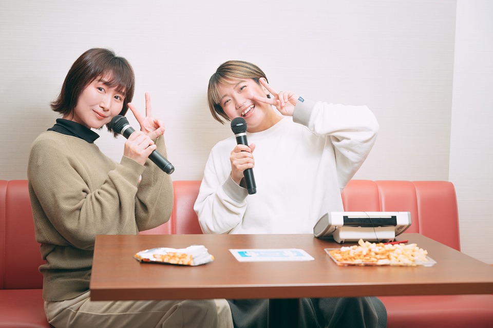 カラオケを楽しむ二人の女子高生