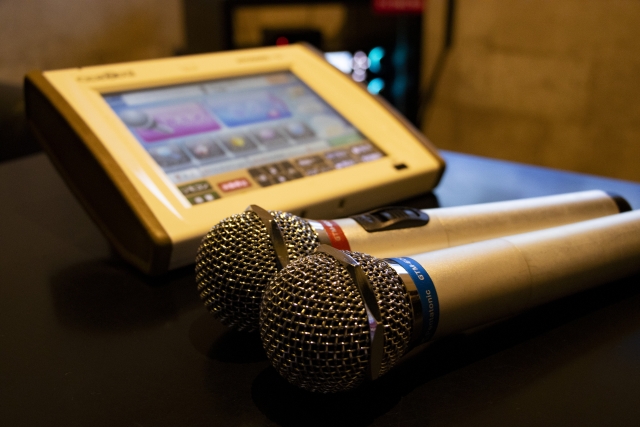 カラオケのマイクとデンモク