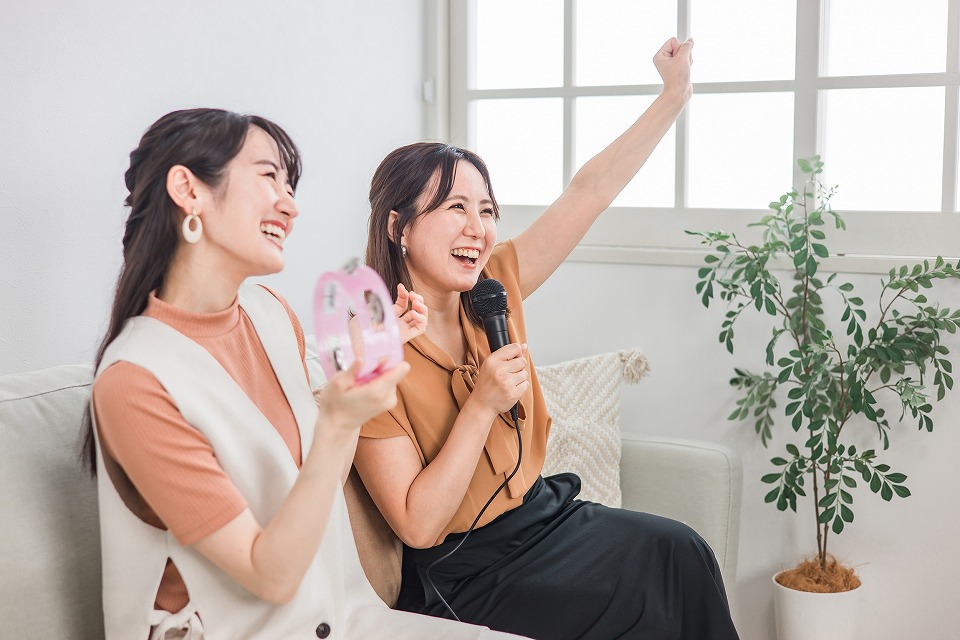 カラオケを楽しむ二人の女子大生