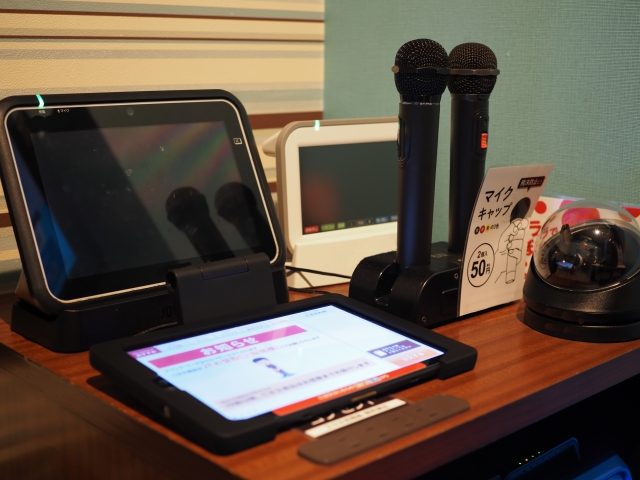 カラオケボックスの室内